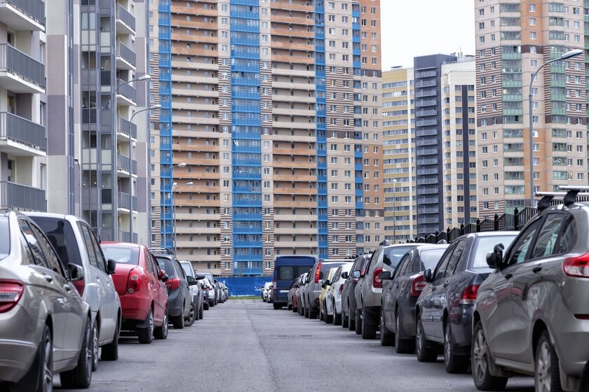 Тренд спб новостройки. Новостройки Мурино. Кудрово дом с парковкой. В Москве дешевеют квартиры.