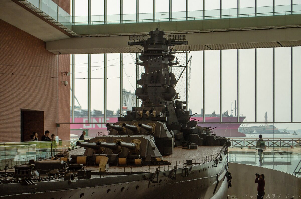 Носовые башни главного калибра.