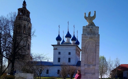 Памятник дате основания города на фоне Покровской церки