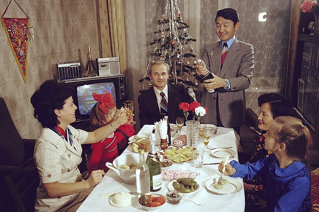 Билеты на ёлку, ледовые катки, мандарины, оливье, советское шампанское, бенгальские огни, просмотр «Голубого огонька» и поздравительные телеграммы – это неотъемлемые атрибуты Нового года в Советском-2