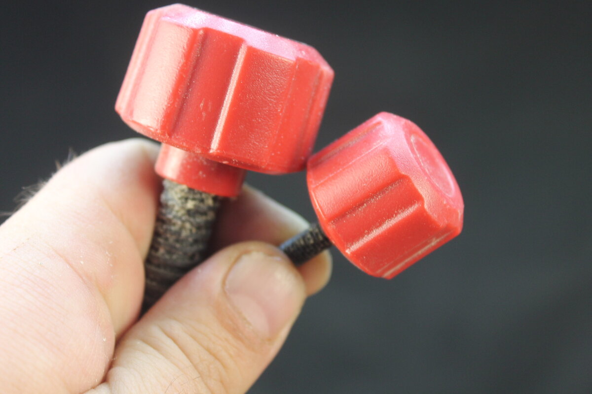 Вот такие винты-барашки у меня установлены, постоянно ломаются.