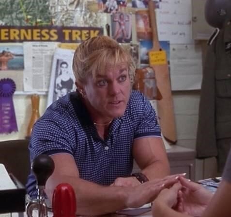 Джейн Трка в роли Мисс Самец.