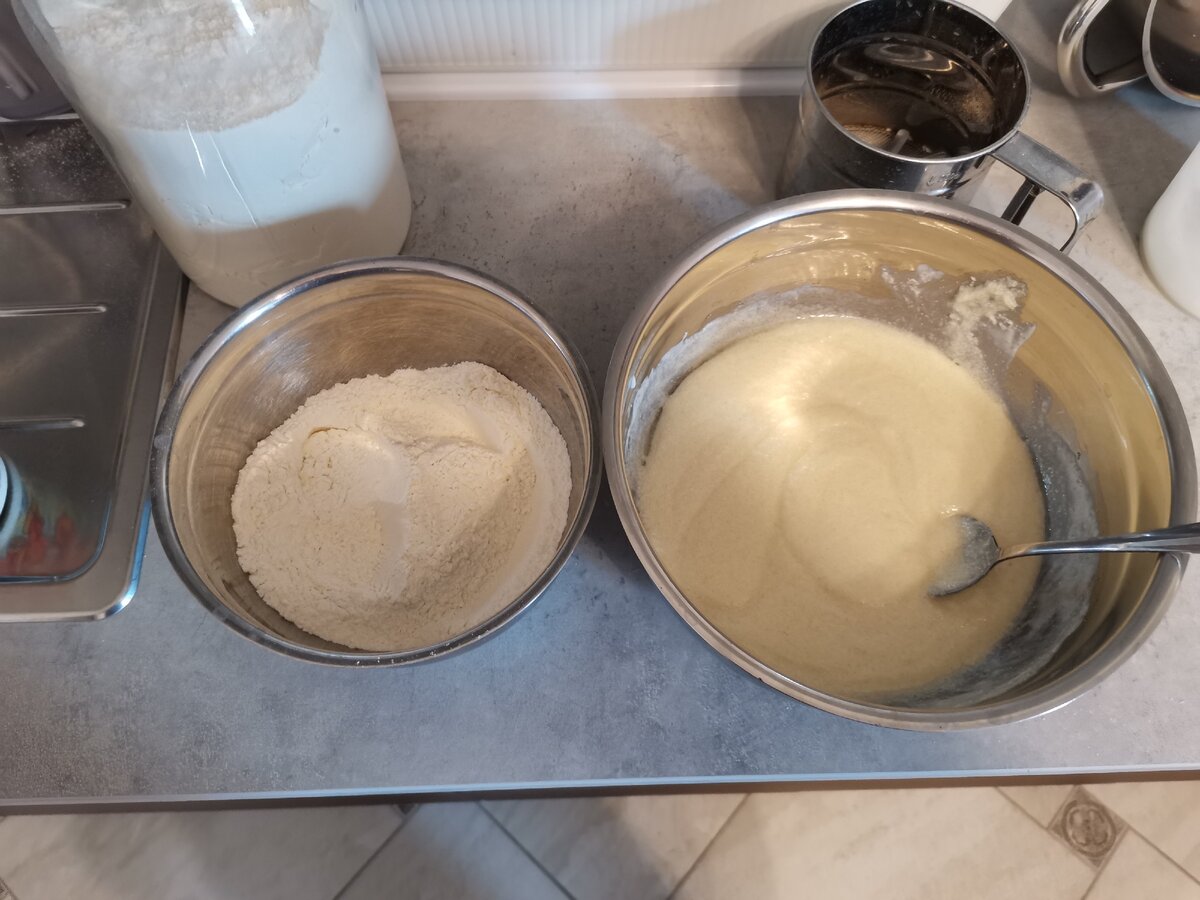 Мука с разрыхлителем и смесь манки, сахара, кефира и масла