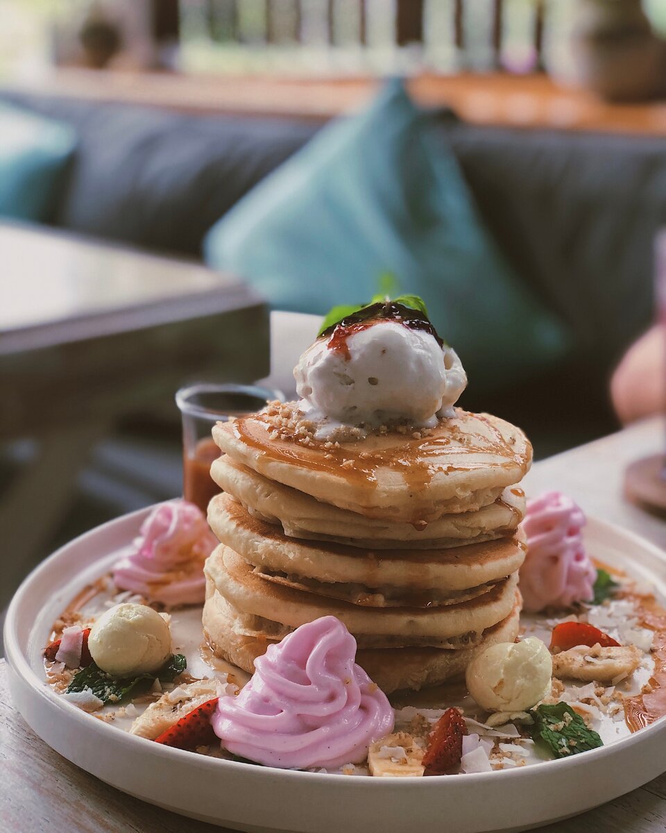 Пышные панкейки с мороженым, карамельным сиропом, замороженным йогуртом в кафе I Am Vegan Babe, Чангу