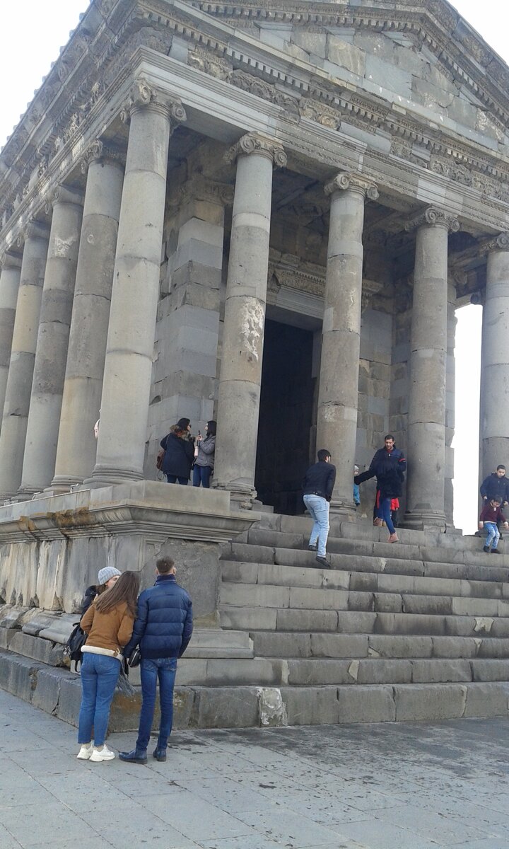 Храм в Гарни. Туристы