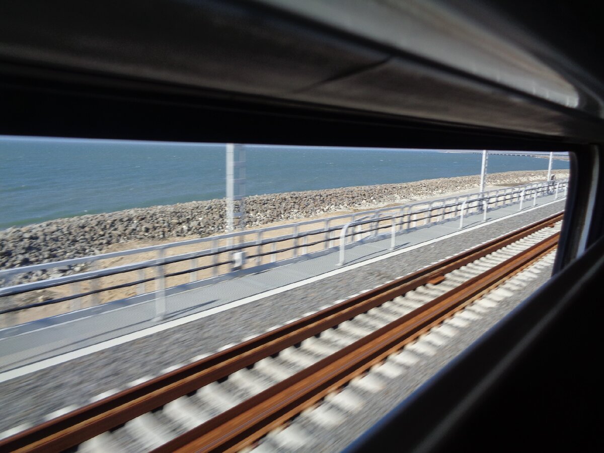 Что видно из окна поезда, идущего по Крымскому мосту