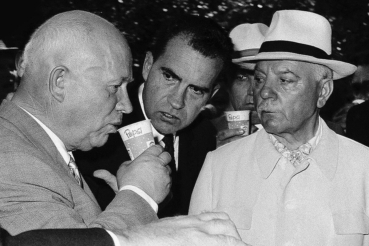 Никсон (в центре) наблюдает как Хрущев (слева) пробует пепси