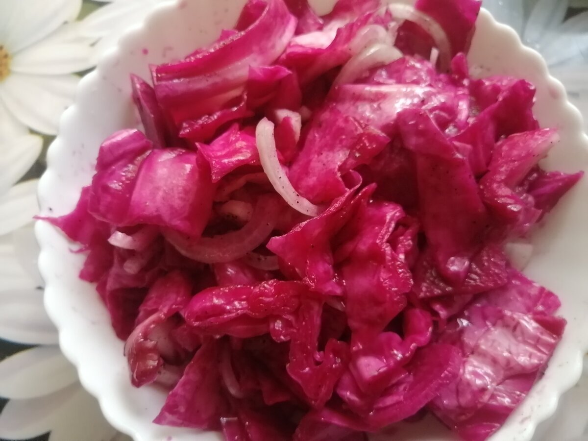 Капуста получается вкусной и красивой. Её можно подать к любому блюду, и угостить друзей. 