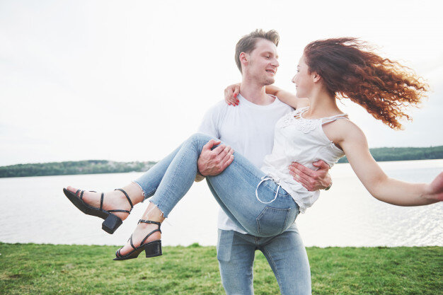 https://image.freepik.com/free-photo/happy-young-couple-enjoying-a-solitary-beach-backriding_146671-15446.jpg
