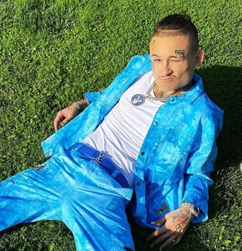 О прекращени сотрудничества с Моргенштерном Слава заявил в своем You-Tube-канале.

«Мои цели. Через год я буду самостоятельным артистом с большим количеством хитов в багаже. Я хочу хоть раз попасть на Топ-1 Apple Music. Я хочу свой тур по городам. Я хочу стать артистом. Я очень хочу писать треки, которые будут иметь большую популярность. Вот я и придумал цель. Для того, чтобы добиться успеха в этой сфере, нужно делать по треку в день — это 365 треков за год и выпустить из них самые лучшие. Из 365 треков хоть один ну должен быть хитом. Второе, о чем я хотел сказать: 2020 год стал самым веселым в моей жизни, в том числе, благодаря трэп-дому. Мы прожили здесь около полугода, и эта замечательная эпоха подходит к концу. Это был очень крутой жизненный опыт, но теперь каждому пора побыть наедине с самим собой», — рассказал музыкант. 