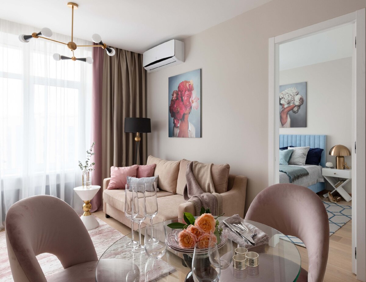 Общую нейтральную гамму разбавили яркими акцентами в виде картин и текстиля. 