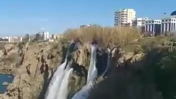 В Китае построили небоскреб со 100-метровым водопадом на фасаде. Видео