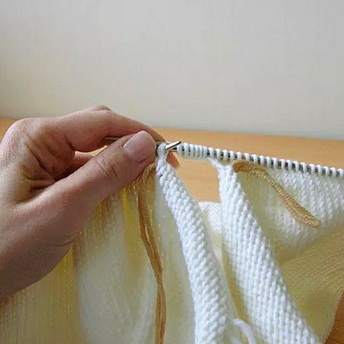 Как набрать петли подреза. Как набрать петли подреза. Набор дополнительных петель на спицах в конце ряда. Разрезание вязаного полотна. Набор петель для подреза.