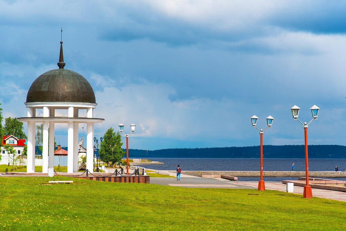 Петрозаводская карелия. Ротонда Петрозаводск. Онежская набережная в Петрозаводске. Петрозаводск набережная Онежского озера. Достопримечательности Онежской набережной Петрозаводска.