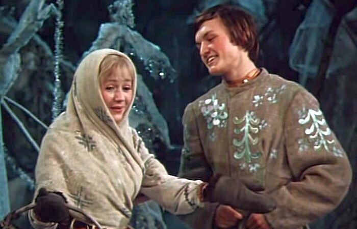 Наталья Попова - Падчерица, Андрей Босов - Апрель. Скриншот из фильма "Двенадцать месяцев". Источник: https://www.kino-teatr.ru/