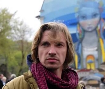 Жульен Малланд в Киеве на фоне собственной работы.