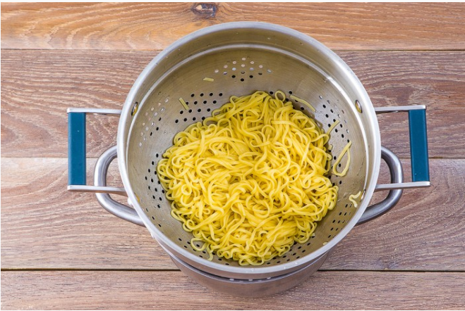 Спагетти «Чао белла» в соусе песто из рукколы с беконом и сыром пармезан