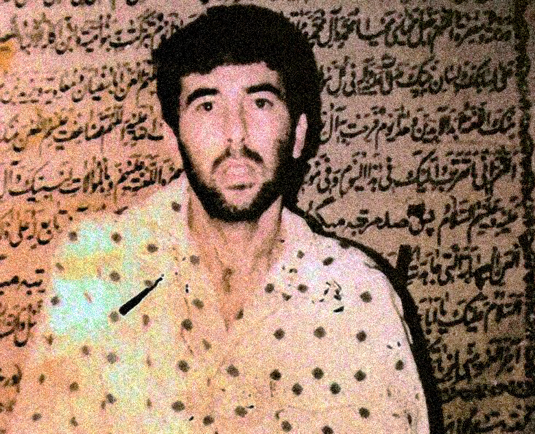 Рон Арад сфотографированный боевиками "Амаль", 1987 год. Источник: Википедия.