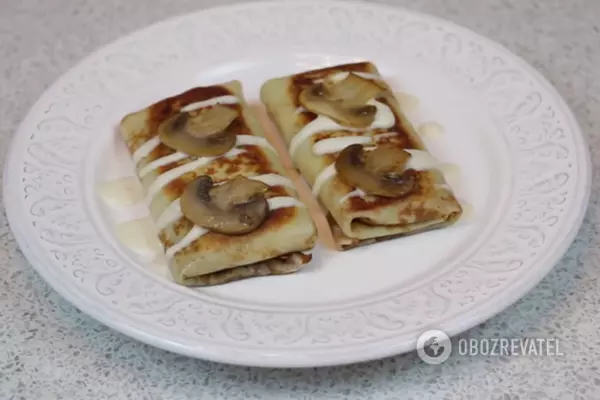 Для большей эстетичности на блины сверху выкладываем поджаренные слайсы грибов
