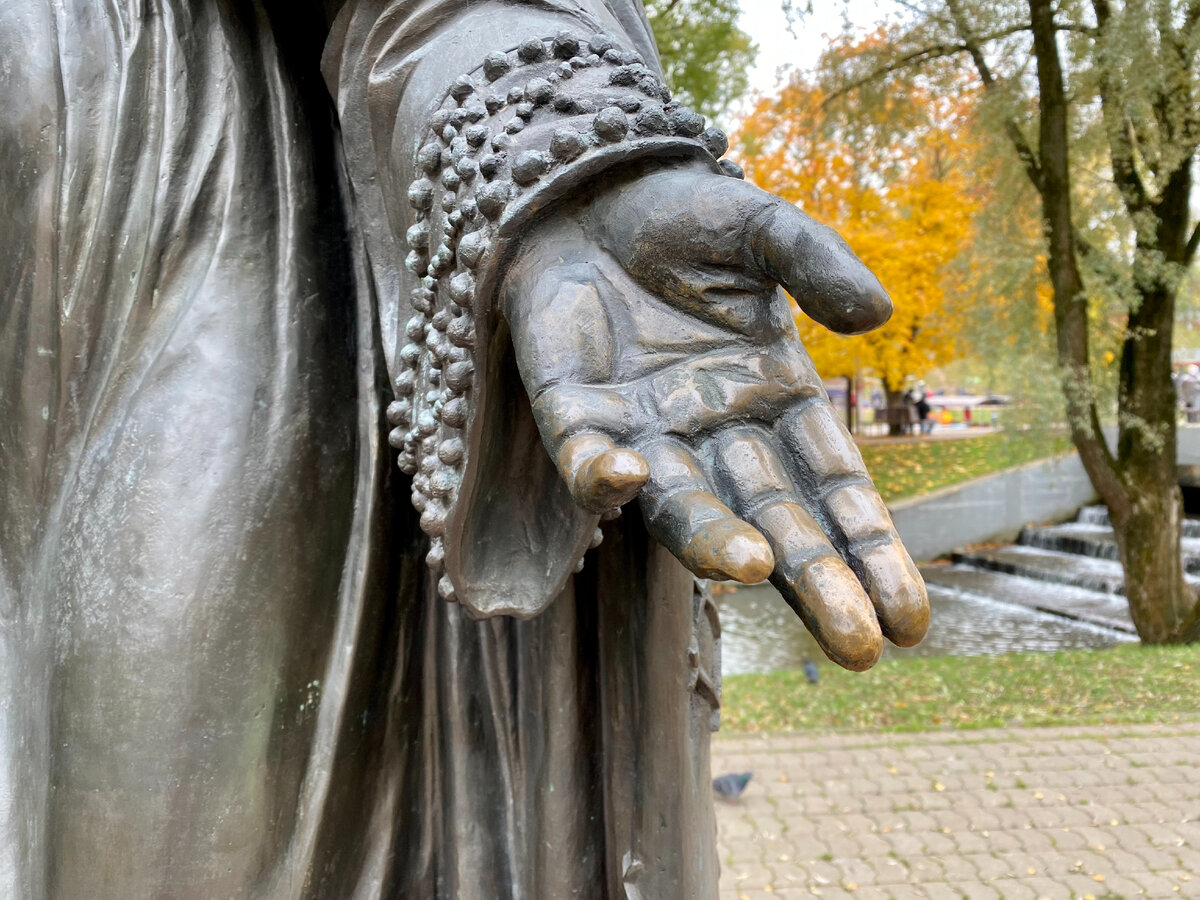 У Февронии тоже пальцы блестят. 