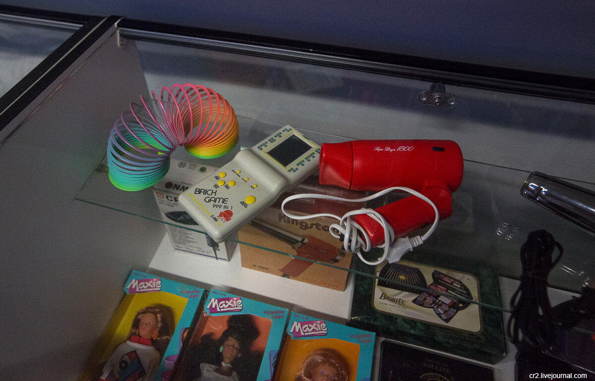 Вещи из 1990-х годов. Музей Бориса Ельцина. Екатеринбург. Фото автора статьи 