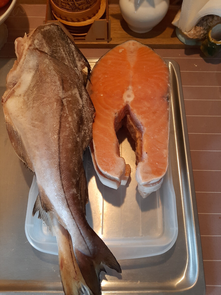 На фотографии три стейка семги и пикша из которой буду делать свои любимые кексики. 