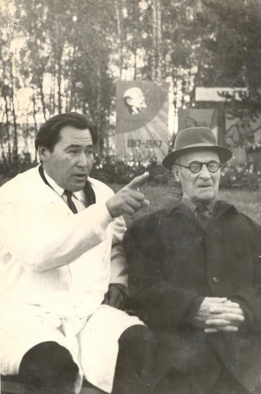 Р.Ш.Акбашев со своим наставником Г.Н.Терегуловым - основателем санатория "Янган-Тау". Фотография из архива автора.
