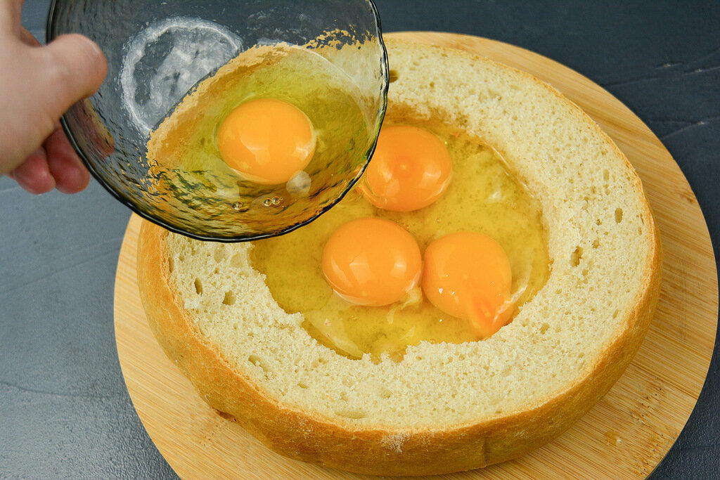 Яйца в батоне дают сытость этому блюду. Идеально подходит на завтрак или просто перекус