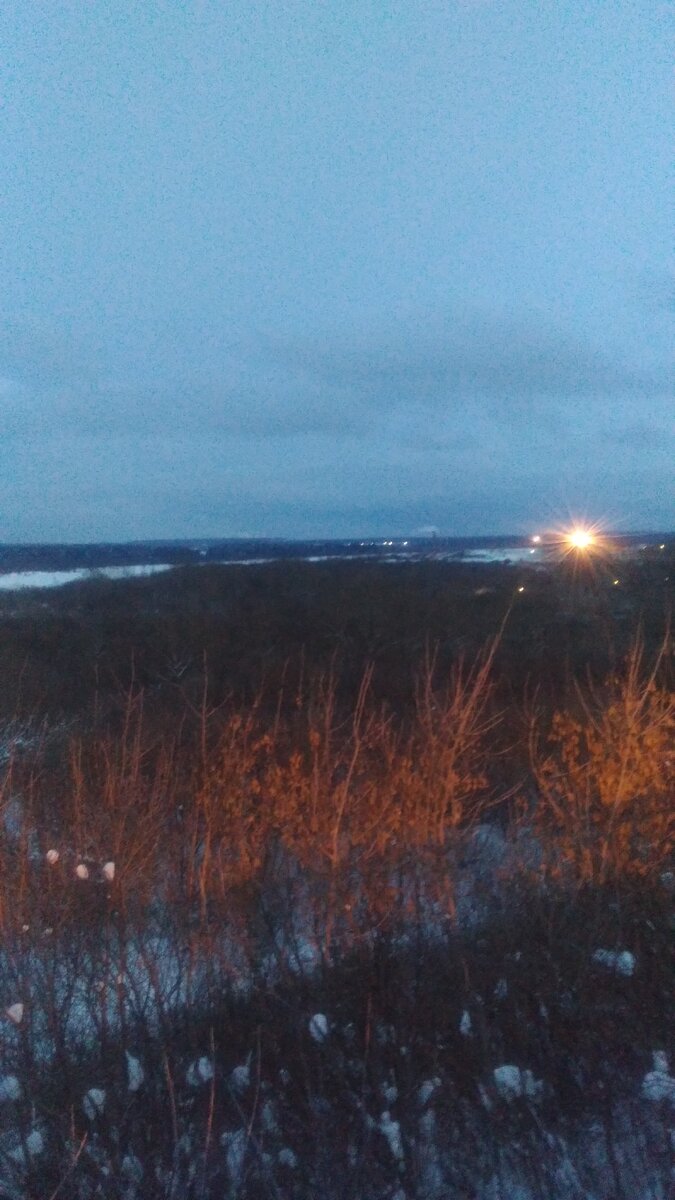 Успех - где-то там... впереди. Просторы с лесами, рекой и яркими лучами прожектора где-то в дали.