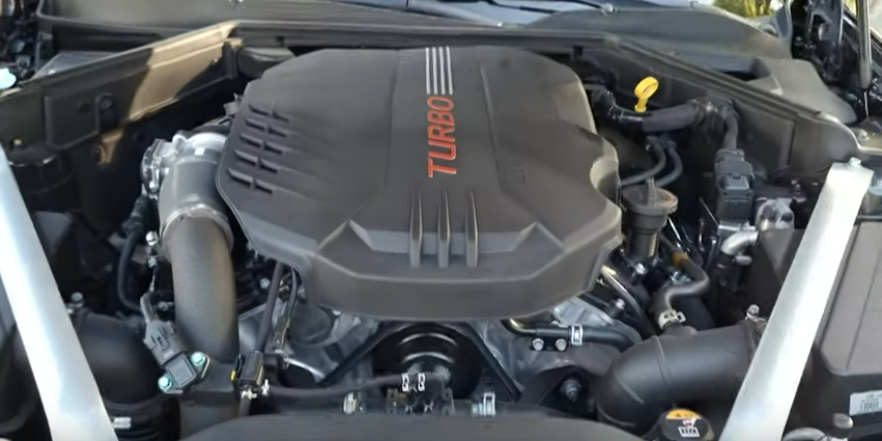 Подкаптное пространство с двигателем V6.