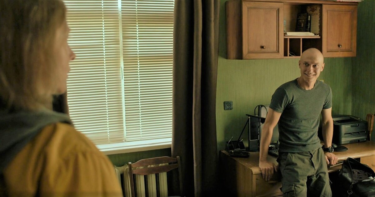 Ситуация как в «Подмене», только фэйк-сынок уже взрослый.  Кадр из к/ф «Мама, я дома».