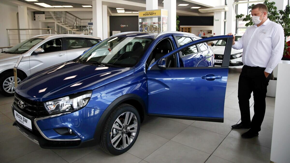    Автомобиль Lada Vesta SW Cross в автосалоне дилерского центра © РИА Новости / Виталий Тимкив