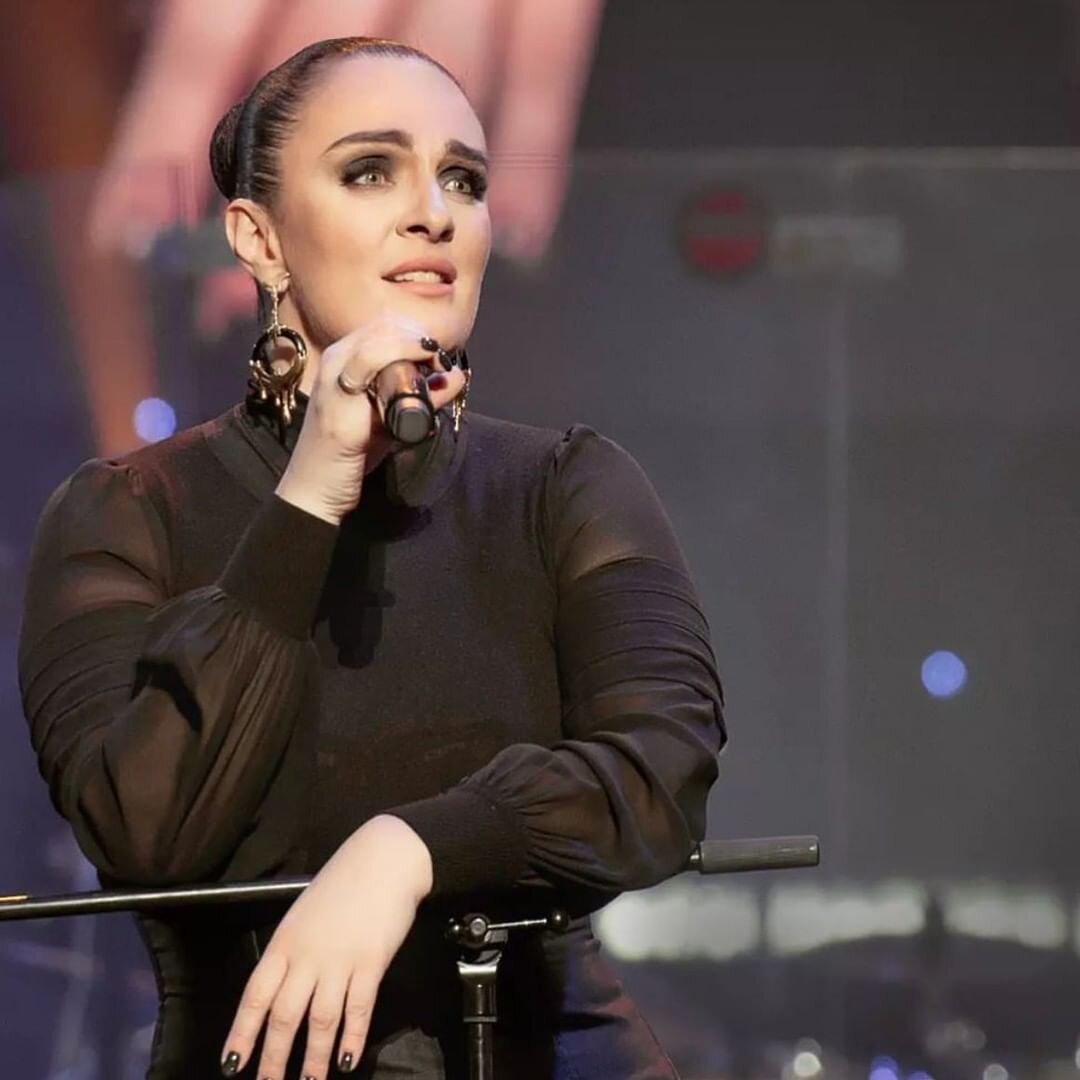 Располневшая Елена Ваенга с трудом поместилась в кресло наставника шоу «Голос 60+»