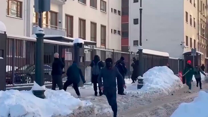 Группа граждан бросает во двор финского посольства кувалды. Источник: Яндекс.Картинки