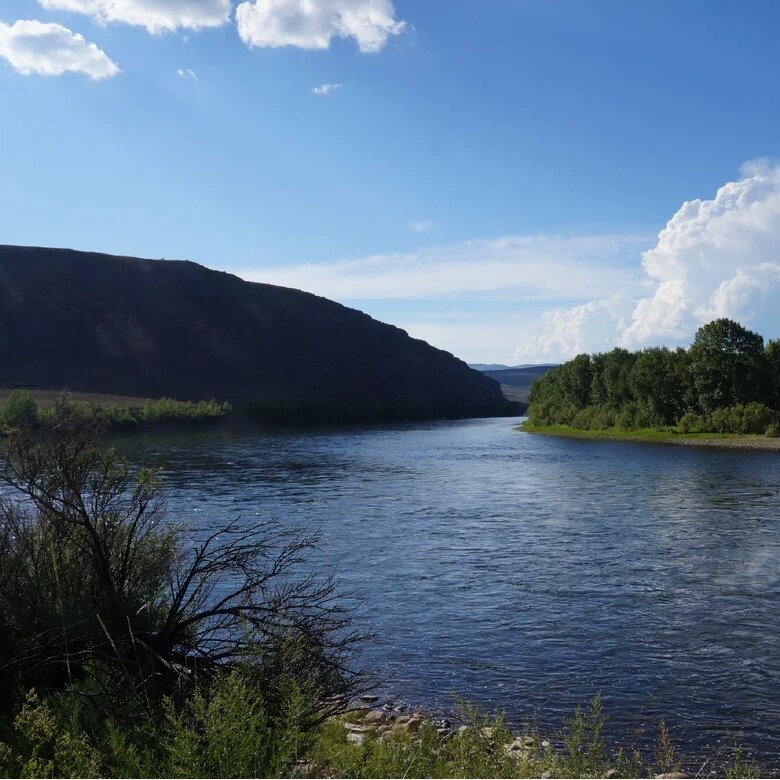 Рядом протекает река Большой Енисей (Бий-Хем), которая является правым истоком Енисея. Вода в нем холодная и очень быстрая. Но в небольшом заливчике можно искупаться и порыбачить.