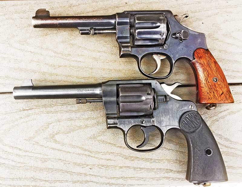 Револьверы .45 Hand Ejector US Service: Смит-Вессон (вверху) и Кольт (внизу).