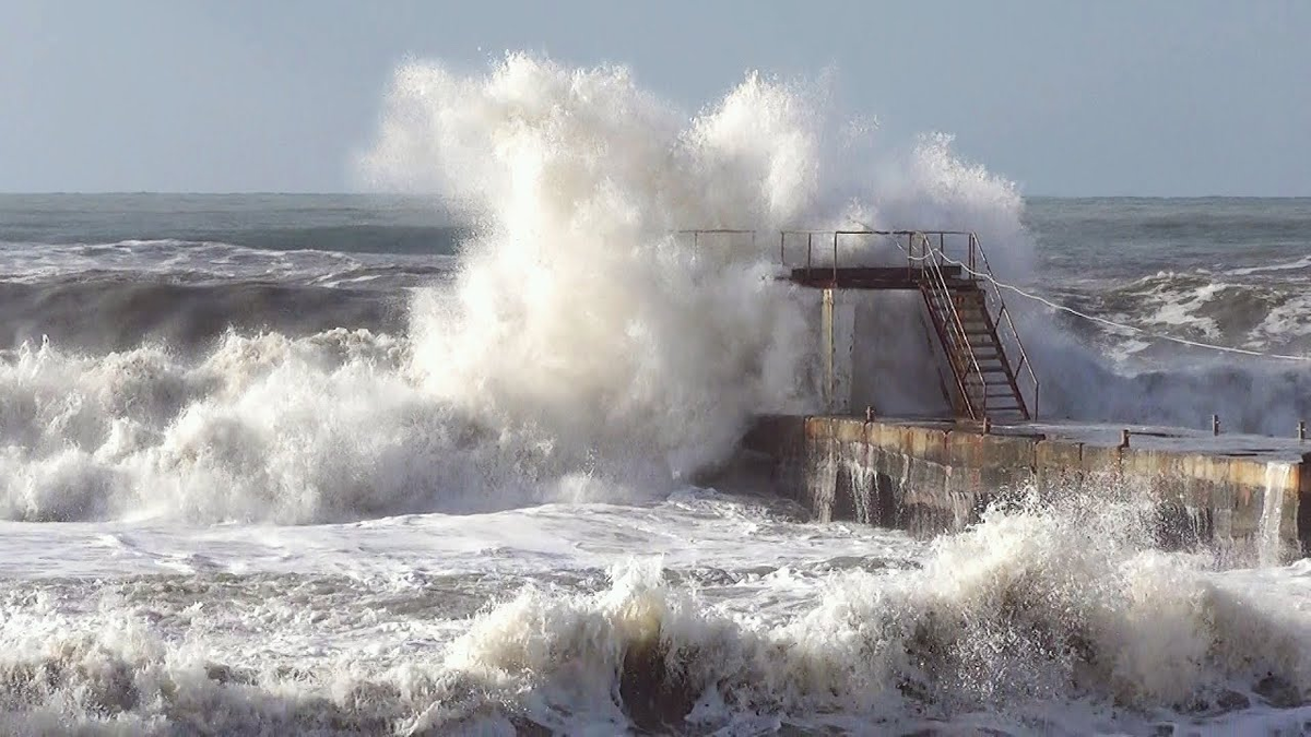 Волны в сочи. Шторм на черном море Сочи. Море Сочи пляж шторм. Сильный шторм на черном море. Самый сильный шторм на черном море.