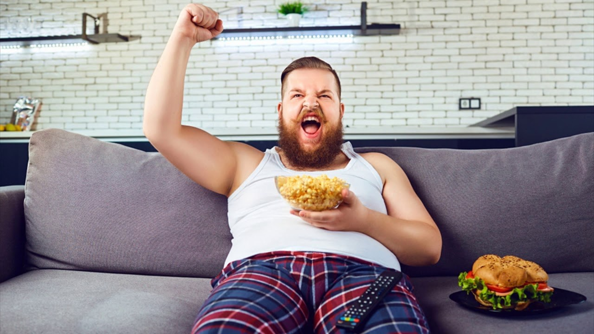 Толстый мужик с пивом на диване. Жирный человек на диване. Толстяк с гамбургером.
