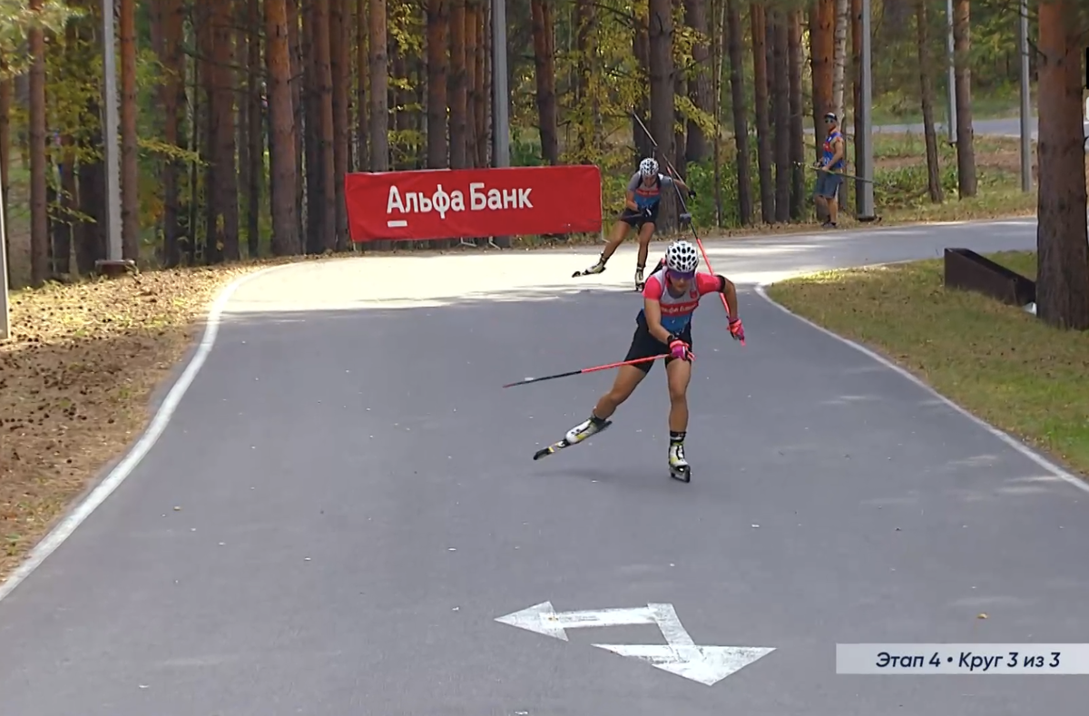 Каплина убегает от Сливко на финишном круге эстафетв в Тюмени.