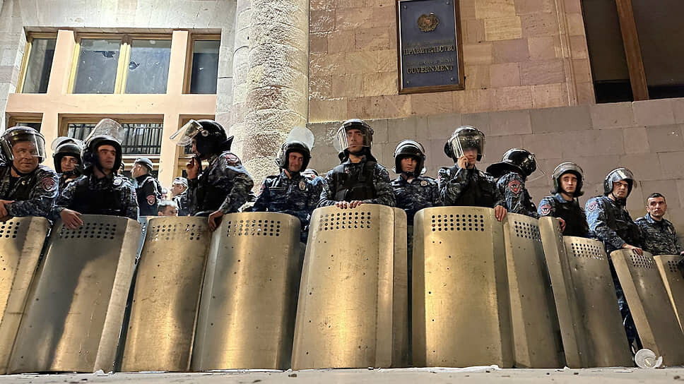 Фото: Владимир Соловьев / Коммерсантъ📷Обострение в Карабахе моментально перекинулось в Ереван: здание правительства попытались штурмовать тысячи протестующих
