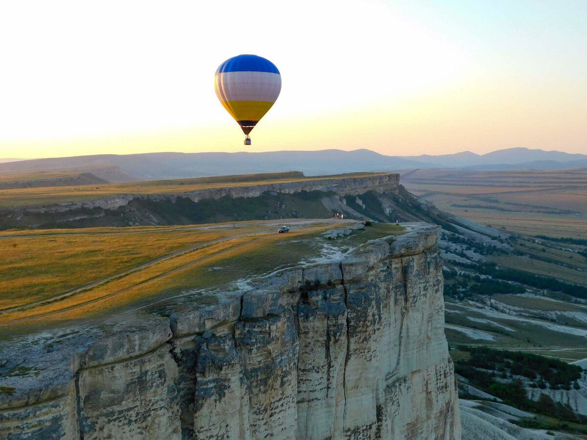 Ну классное же место. Источник фото https://www.aerostat.club/crimea/belaya-skala/belaya-skala-balloon-flight.html