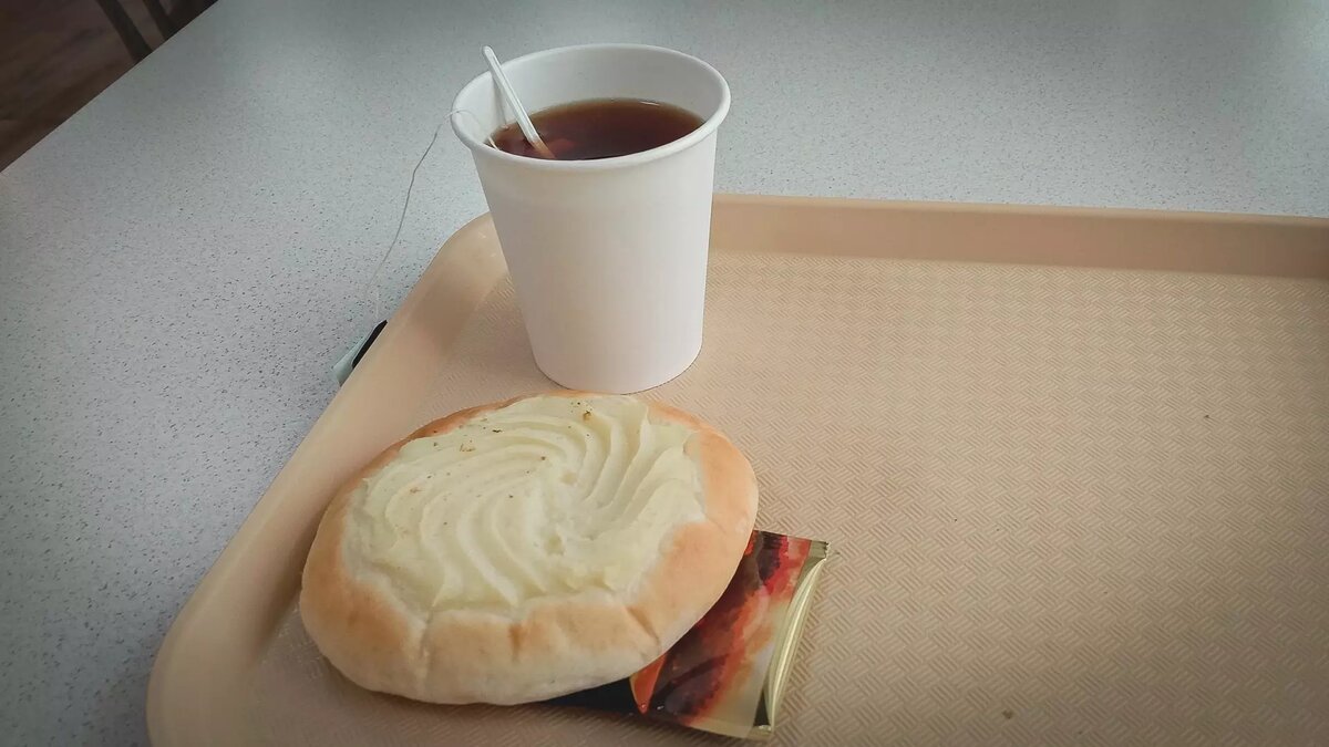     Во всех школах Ставрополя предусмотрено горячее питание для учащихся младших классов. Чем кормят детей и сколько стоят блюда, в материале NewsTracker.