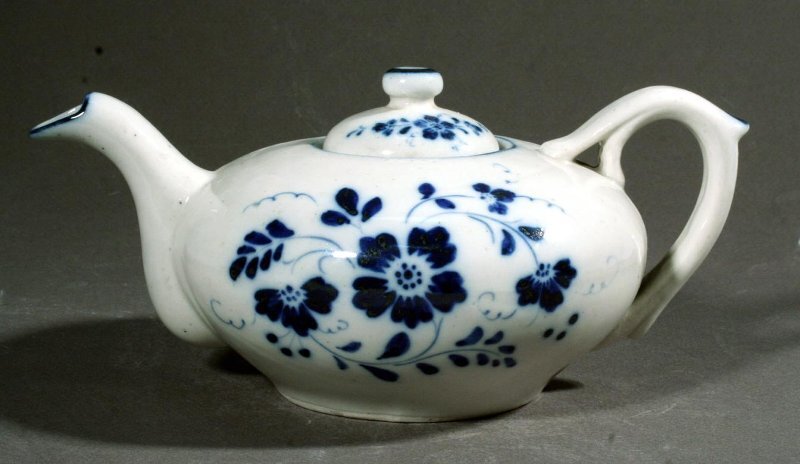 Анатолий Николаев (?) (форма). Михаил Денисов (модельщик). Чайник. 1947. Гжель. Турыгино. Артель «Художественные керамика». Высота 9 см. Всероссийский музей декоративно-прикладного и народного искусства / НКФР-684. Госкаталог: 2013391.