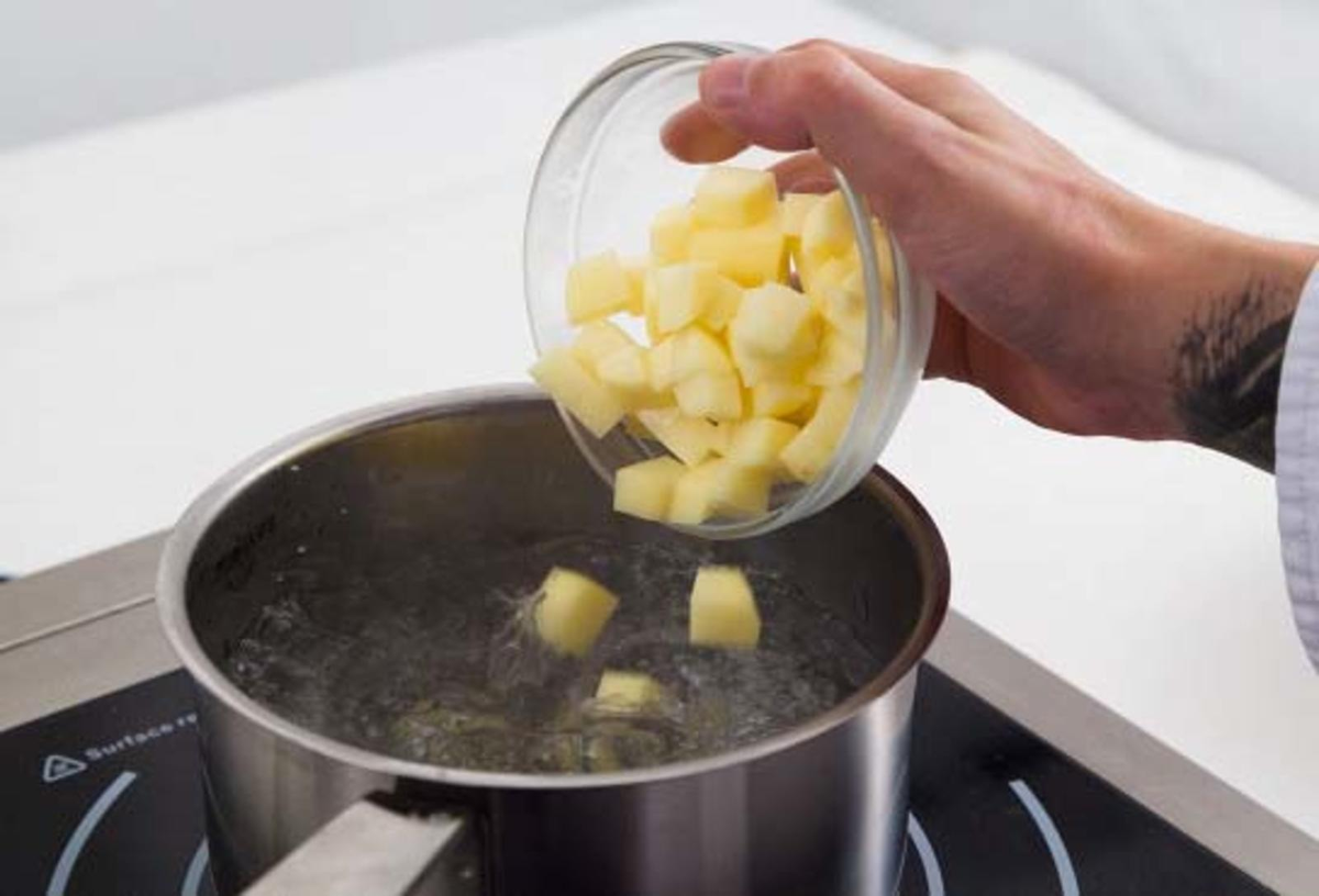 Положить в кипящую воду. Картофель в кипящей воде. Картошка в кастрюле. Добавляем картофель в кипящую воду. Нарезанная картошка в кастрюле.