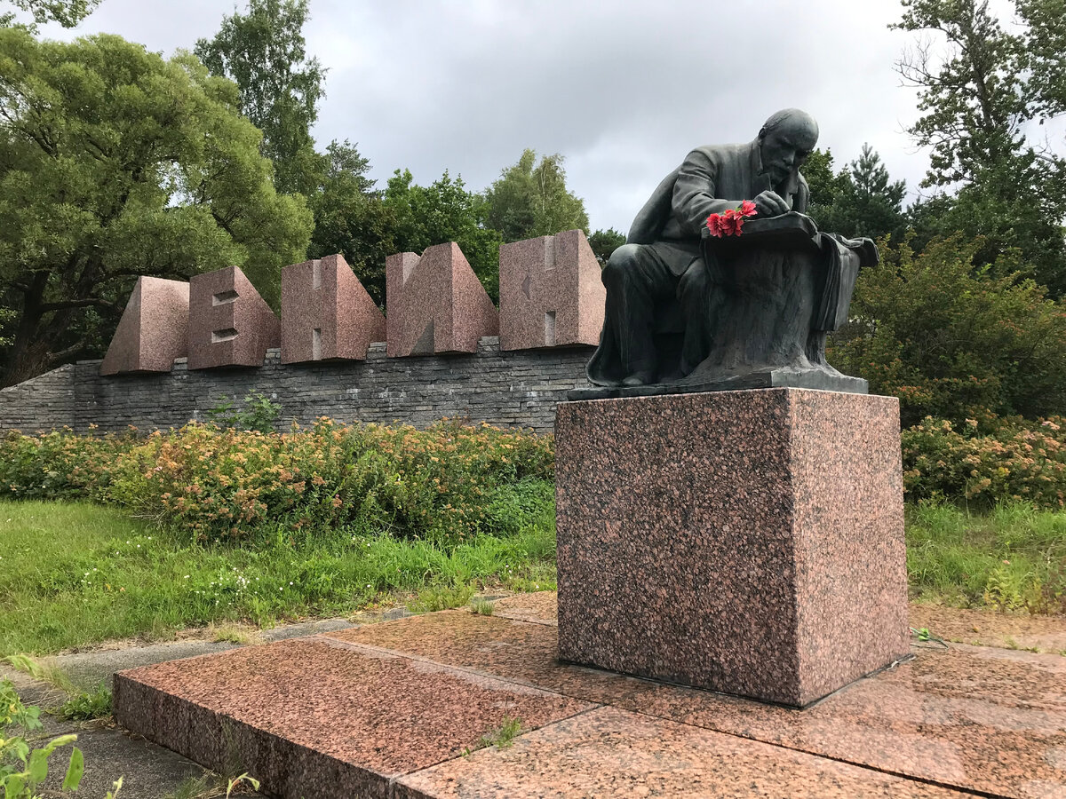 Памятник Ленину около автобусной остановки "Дорога к шалашу"