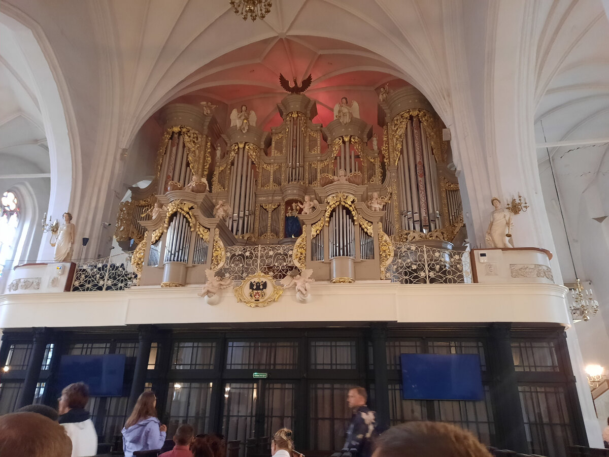 Большой орган Кафедрального собора. Мониторы ещё  не включены. Видите два синих квадратики на тёмном фоне? Это они. Скоро на них будем наблюдать работу органиста. Ролик будет на канале