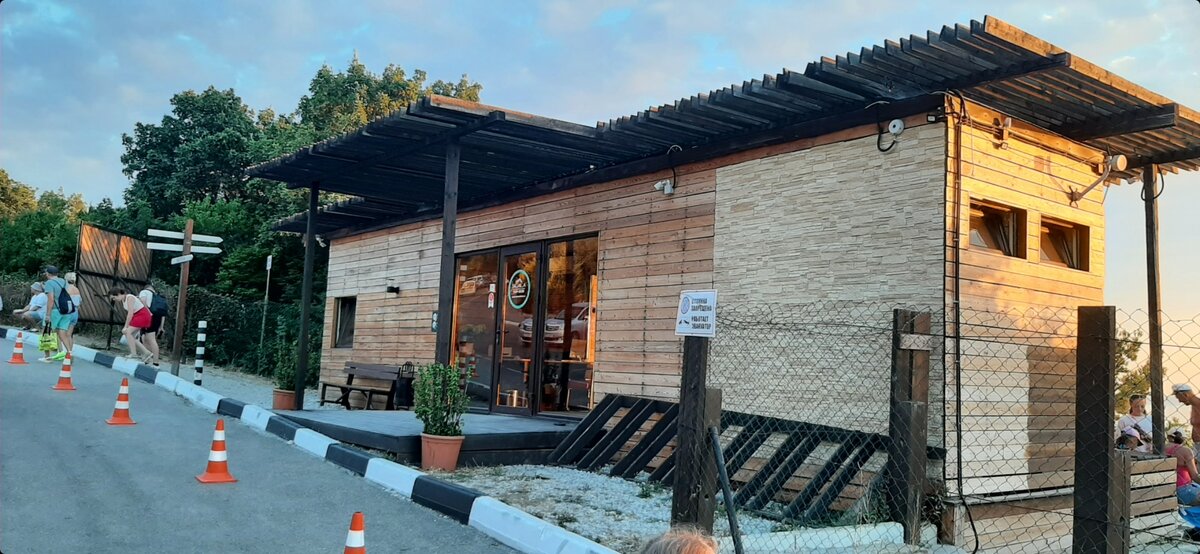 Свободный вход, через эко-отель Скала-Кабардинка