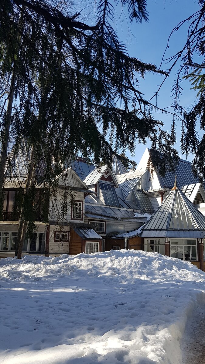 Маленький домик по проекту художника перестроили: возвели второй этаж с большой светлой мастерской, достроили несколько комнат. Живописец назвал усадьбу в честь римских богов домашнего очага — «Пенаты». Их изображениями украсили расписные деревянные ворота, созданные по рисунку Репина. Он сам сажал здесь деревья и копал каналы, чтобы на участке появилось несколько небольших озер