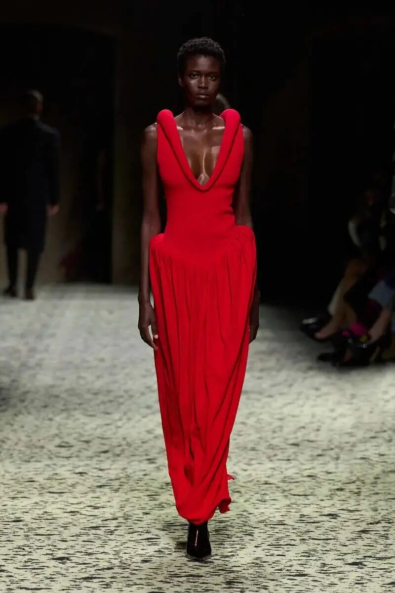 Красное платье от Bottega Veneta осень-зима 2023-2024 