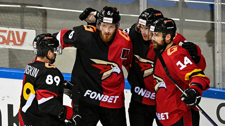    Хоккеисты «Авангарда» в матче с «Адмиралом».ХК «Авангард»